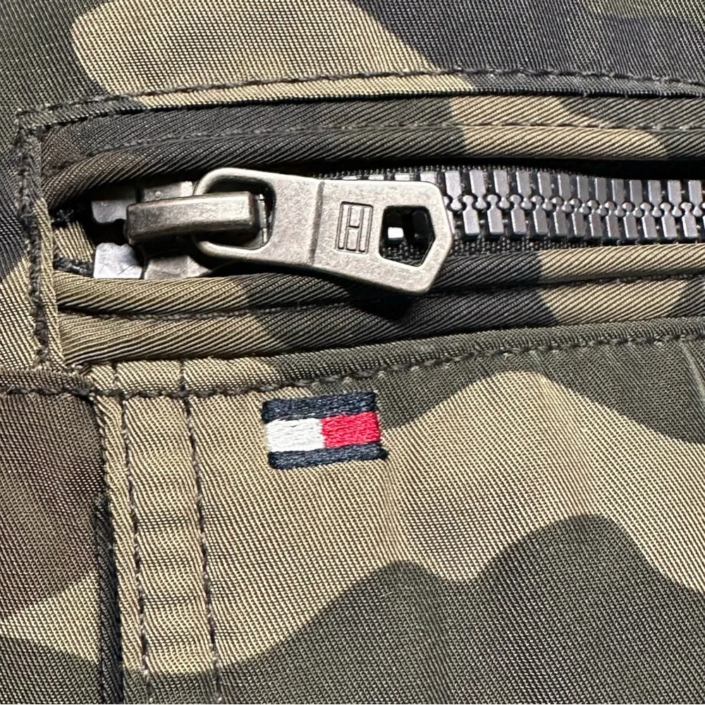 Tommy Hilfiger Men’s Camo 4 Pocket Filled Performance Bomber Jacket Medium M